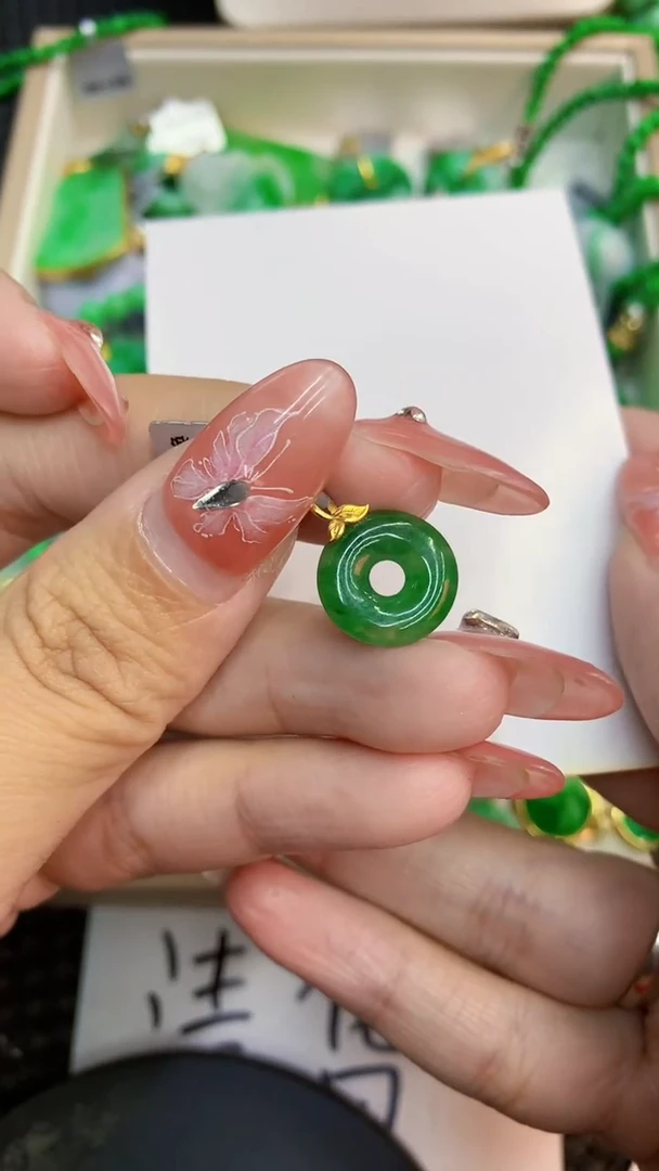 颈饰18K金镶嵌翡翠1