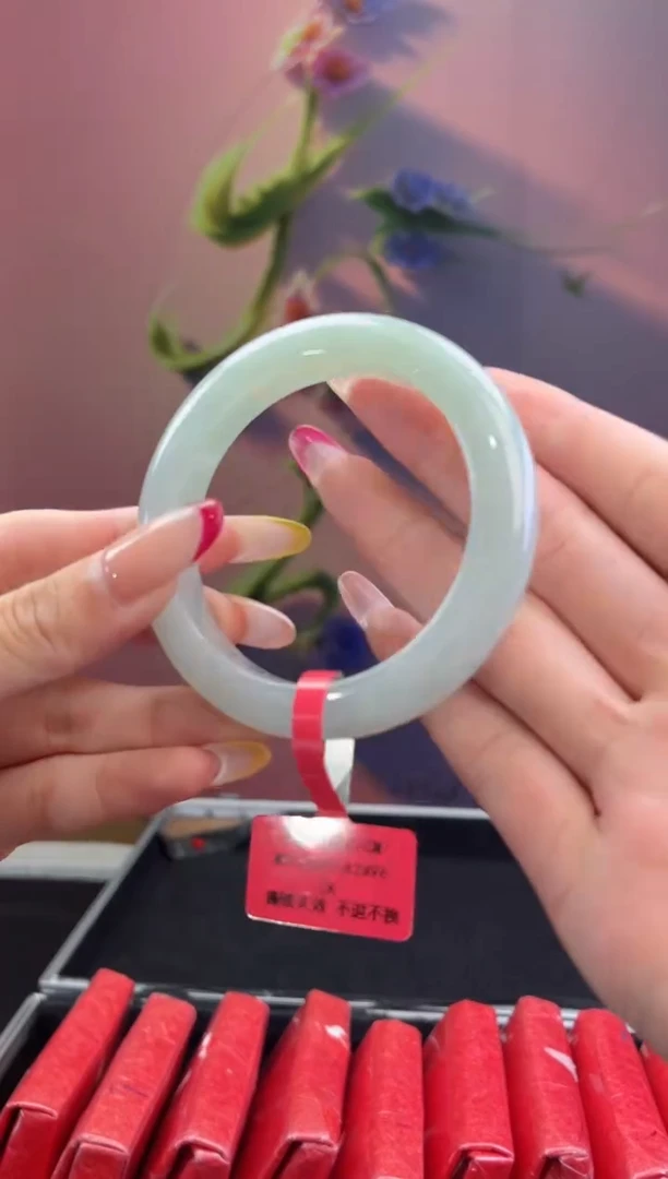 翡翠手镯未镶嵌翡翠手镯