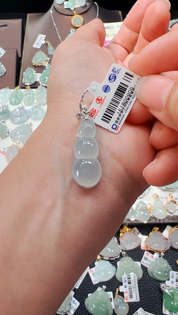 【闪购商品】翡翠吊坠(不含链)18K金镶嵌福豆吊坠909