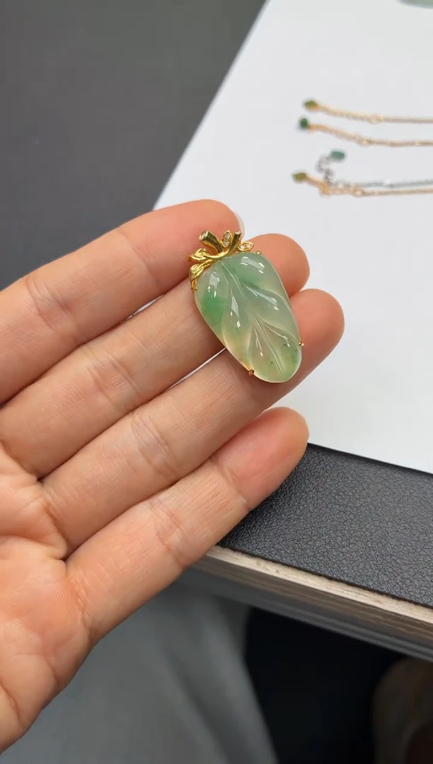 颈饰18K金镶嵌翡翠天然翡翠A货