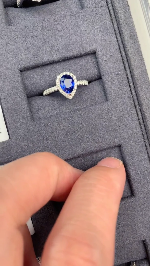 【闪购商品】蓝宝石戒指18K金镶嵌1ct皇家蓝戒指