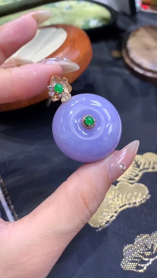 18K金镶嵌挂件翡翠胖扣