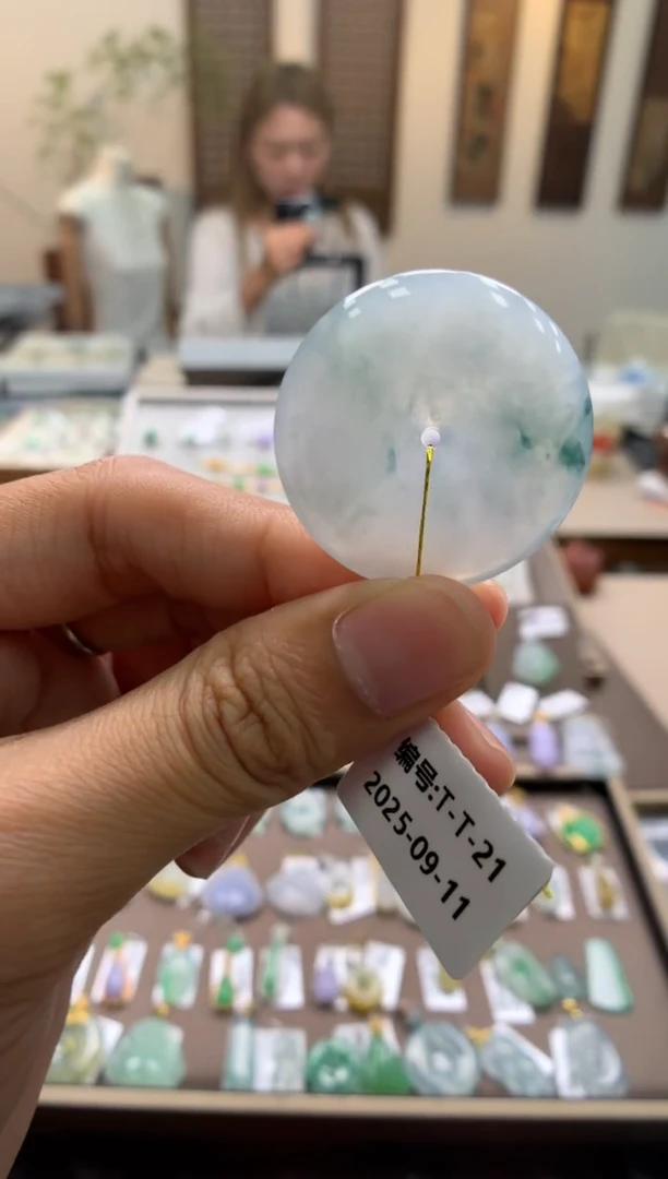 颈饰未镶嵌翡翠平安扣