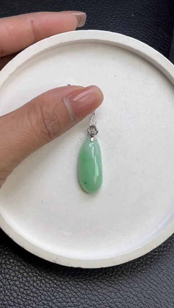 翡翠18K金镶嵌颈饰YM1047-3 福瓜
