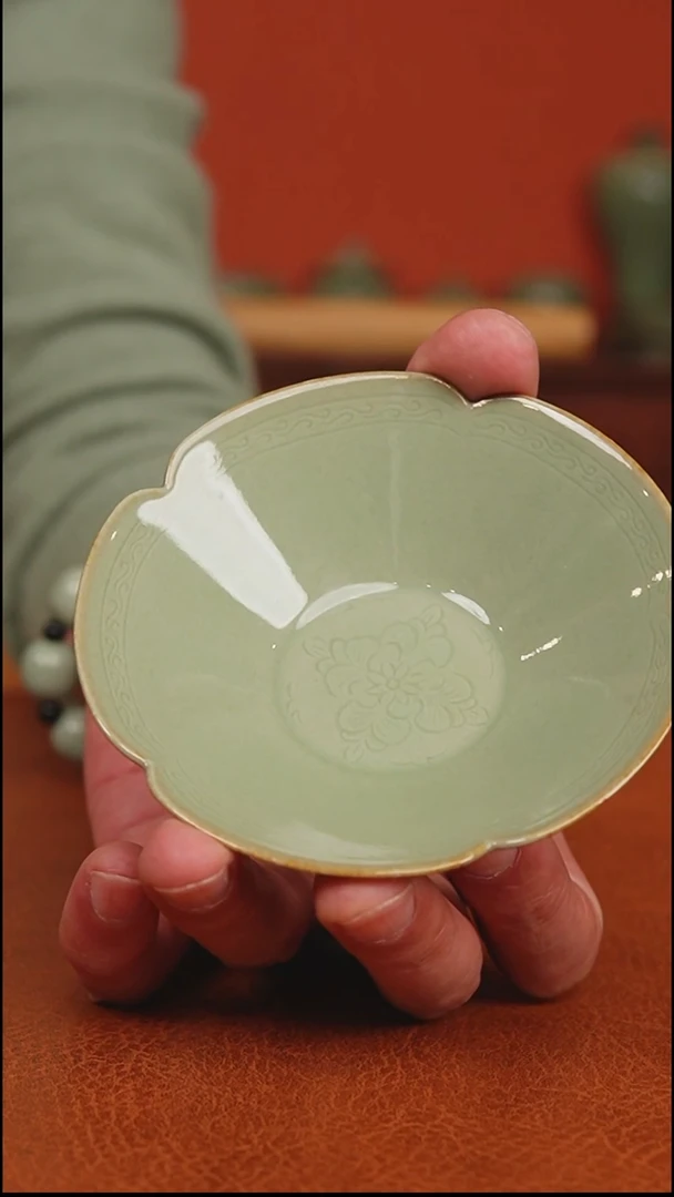 越窑秘色瓷折枝花纹葵口盏全品