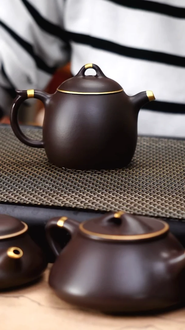 茶壶紫砂四号井茄皮紫泥描金秦权160cc