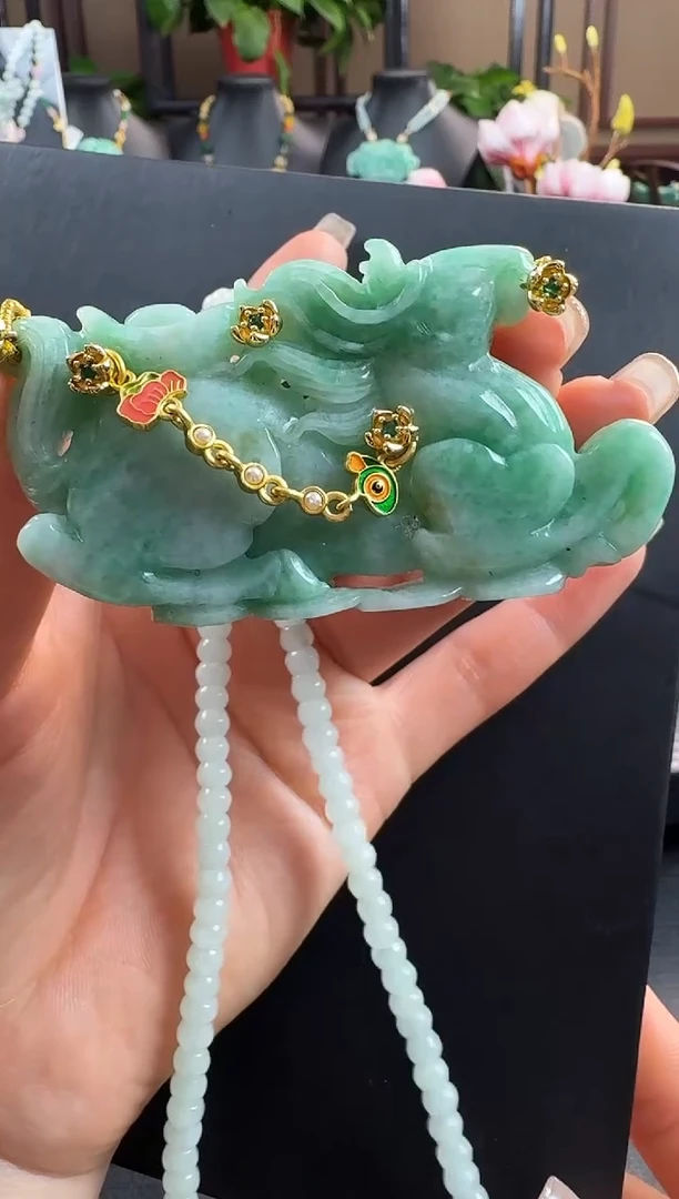 颈饰未镶嵌翡翠马牌