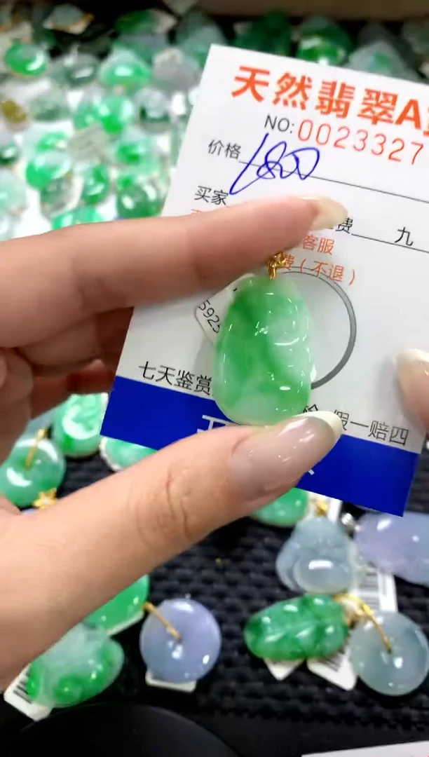 翡翠18K金镶嵌颈饰1111111111111111