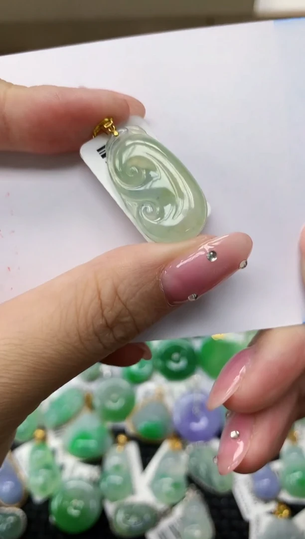 翡翠18K金镶嵌颈饰1111111111