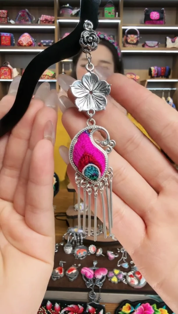 【闪购商品】织绣蒙阿苏苗绣传承