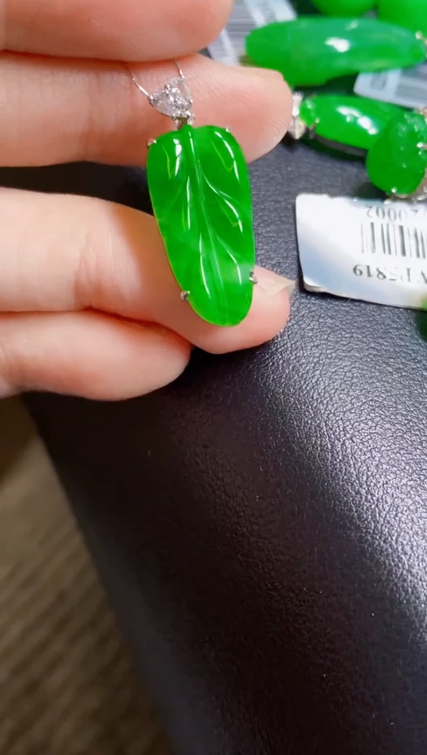 颈饰18K金镶嵌翡翠叶子