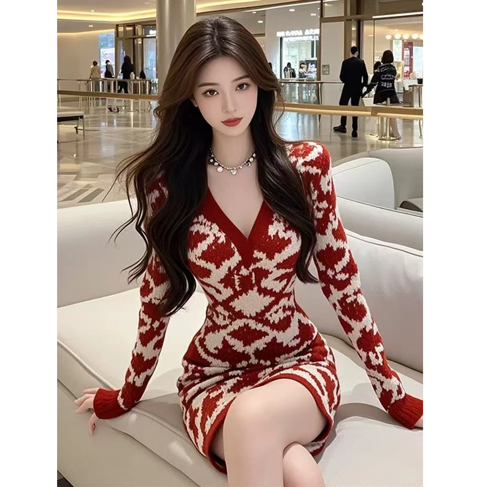 法式网红风御姐气质轻奢设计复古V领毛衣连衣裙女装秋季2024新款