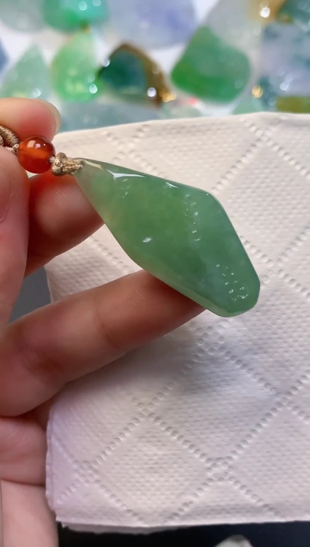颈饰未镶嵌翡翠