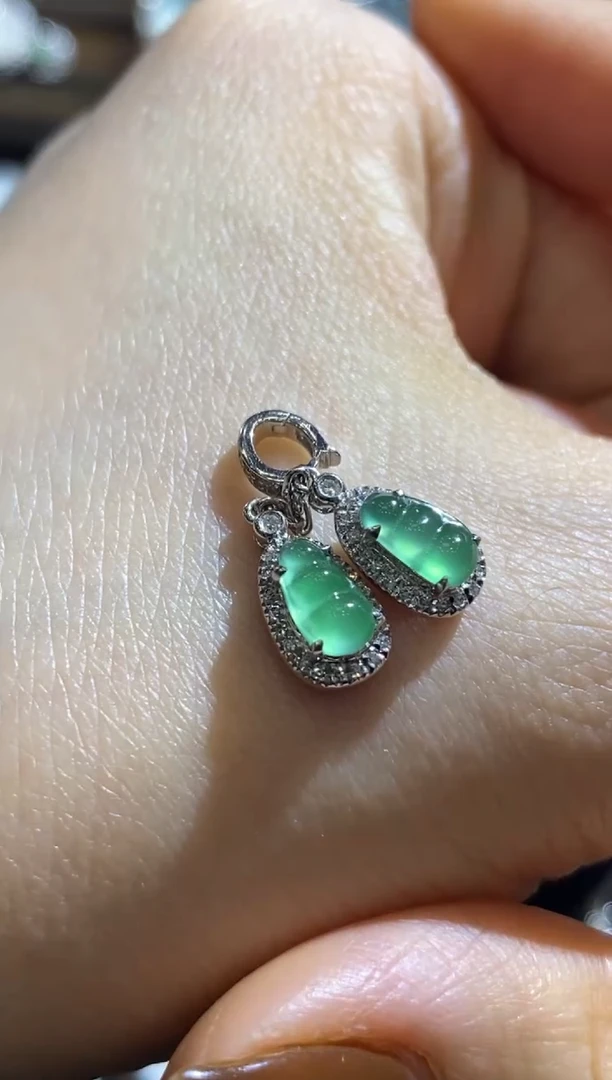 颈饰18K金镶嵌翡翠收到货48小时鉴赏期（超时不退不换）