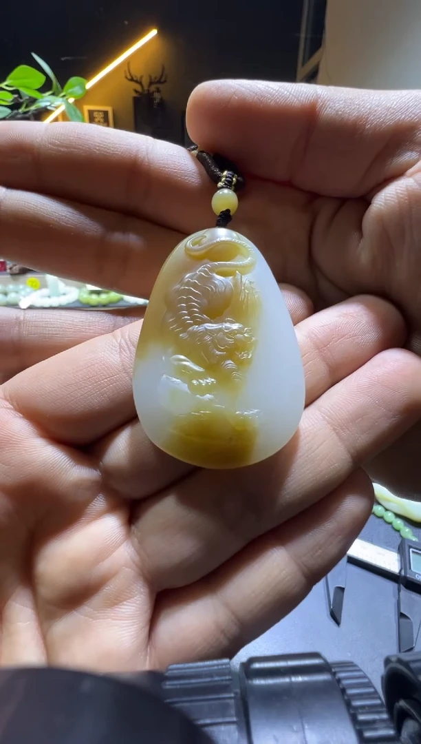 吊坠(赠链)未镶嵌和田玉金山糖白挂件（产地直发）