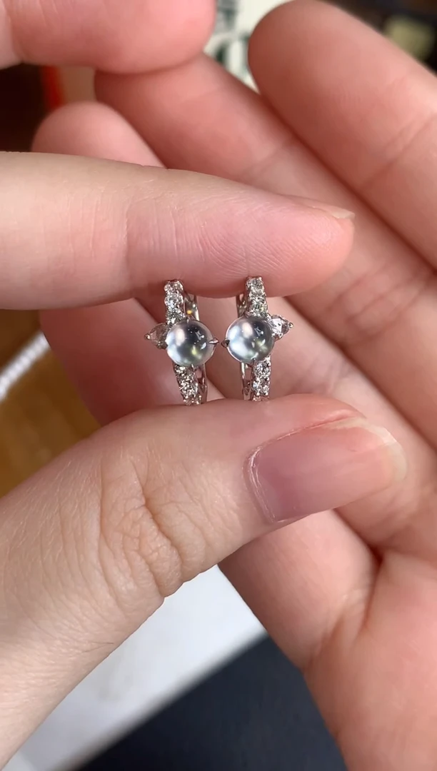 18K金镶嵌翡翠耳饰蛋面耳包