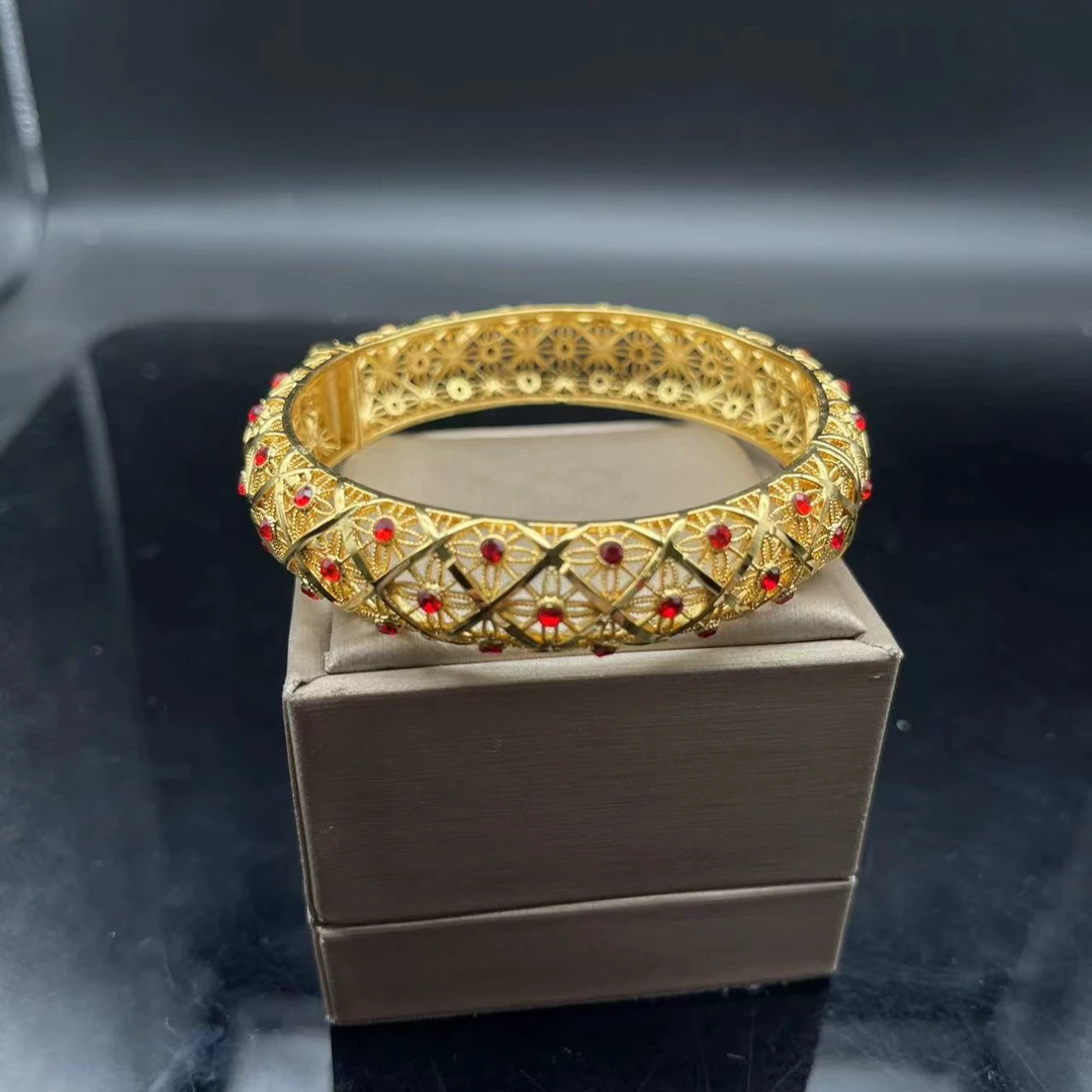 手镯  高端定制，经其百搭设计色彩缤纷精美绝伦