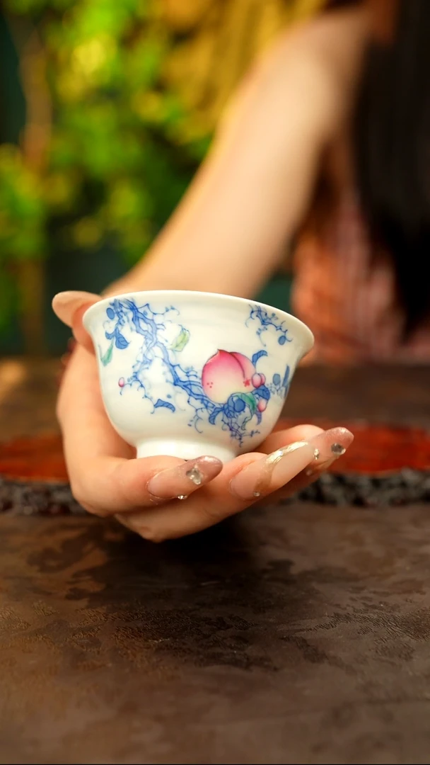 青花手绘桃子主人杯