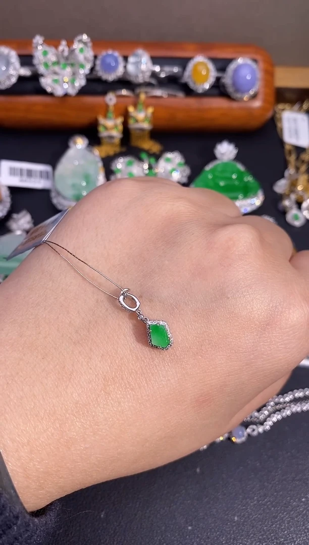 【闪购商品】翡翠吊坠(不含链)18K金镶嵌万能扣吊坠