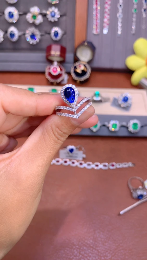 【闪购商品】蓝宝石戒指18K金镶嵌1.57CT