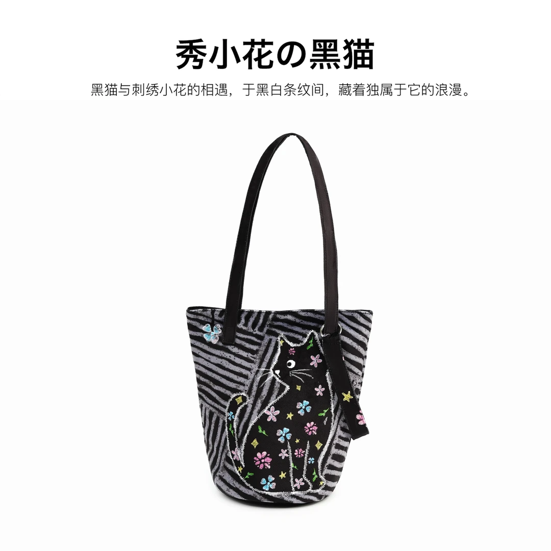 盾盾熊设计绣花黑猫公仔风手绘插画印花文艺单肩斜跨手提水桶女包