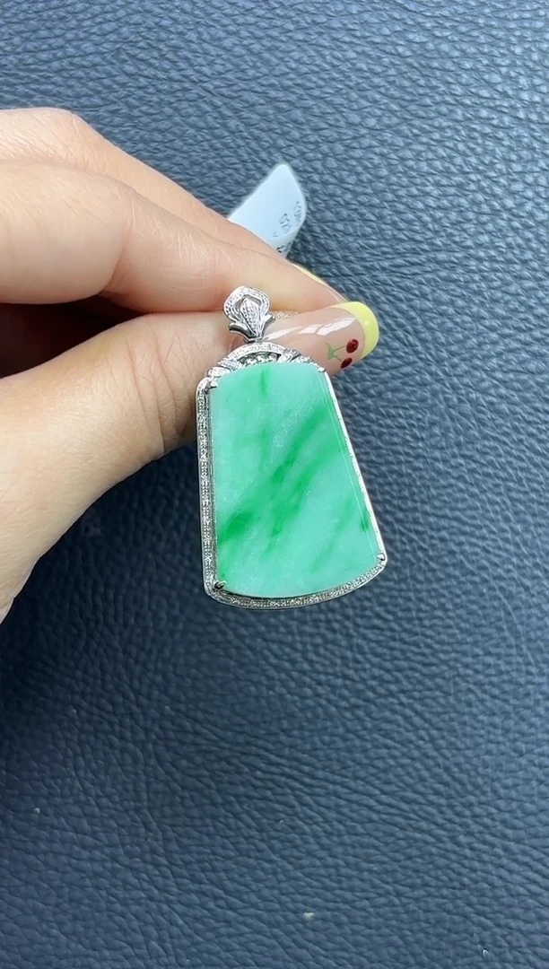 颈饰18K金镶嵌翡翠YM1338-1 无事牌