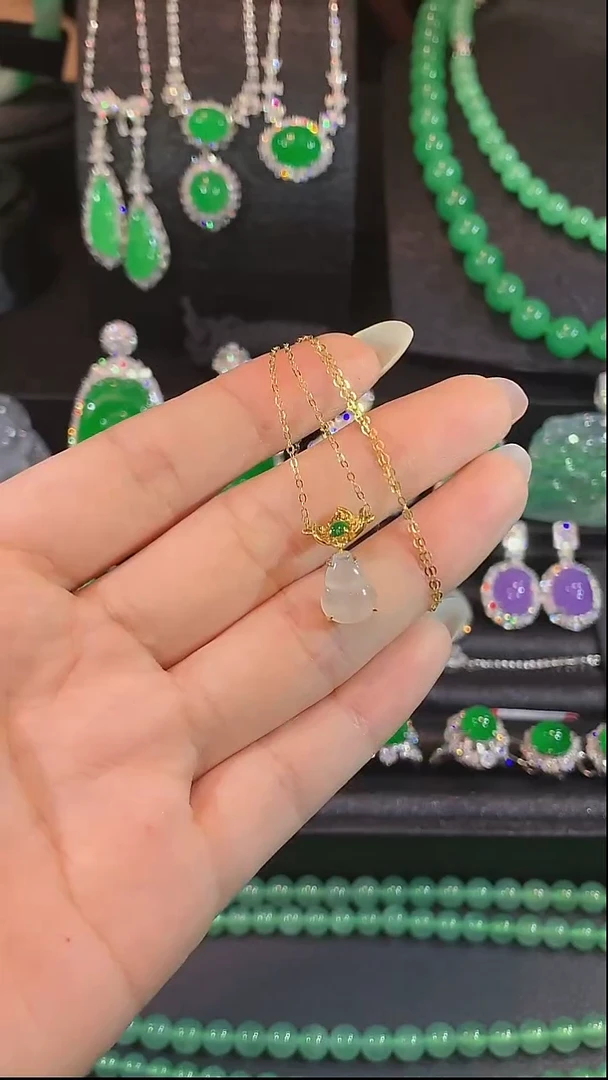 吊坠(不含链)18K金镶嵌翡翠项链