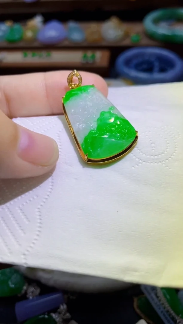 翡翠18K金镶嵌颈饰山水