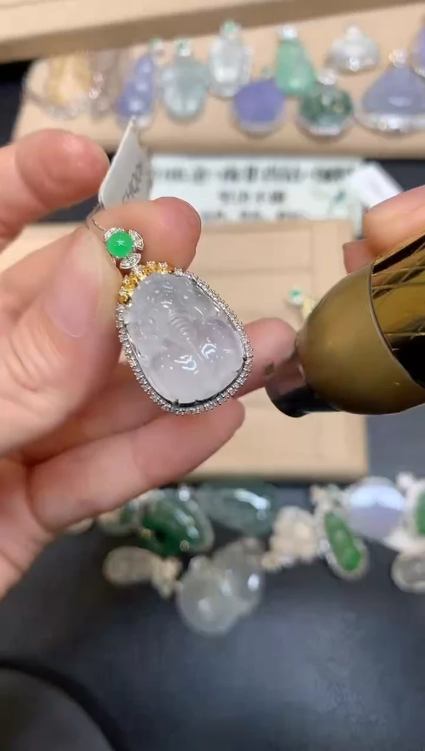 【闪购商品】翡翠颈饰18K金镶嵌貔貅【无服务费】