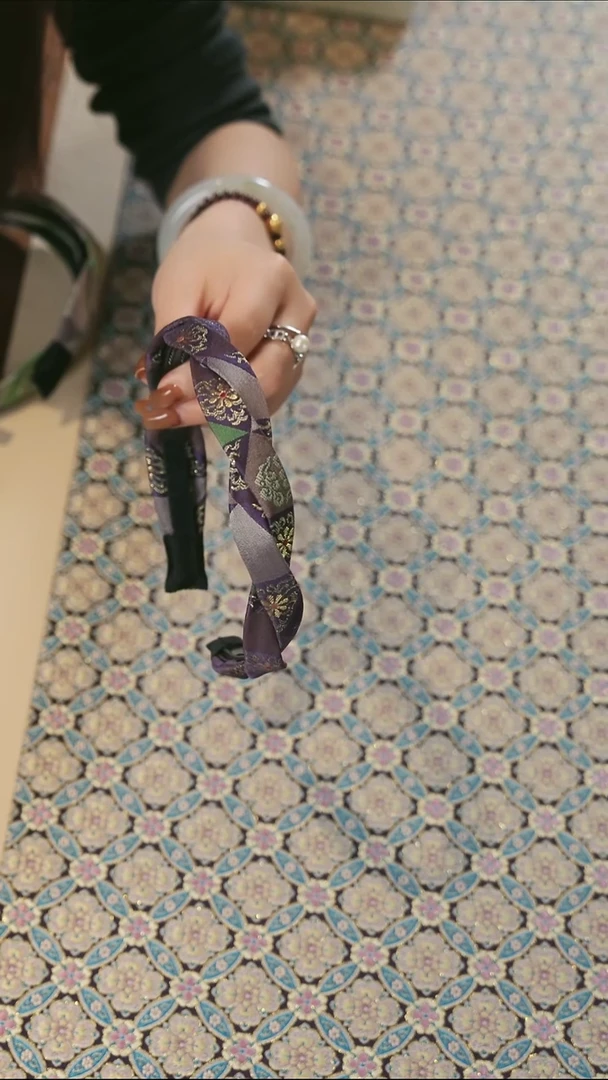 紫色发箍············