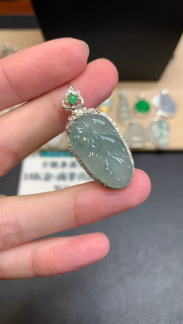 【闪购商品】翡翠颈饰18K金镶嵌叶子【无服务费】