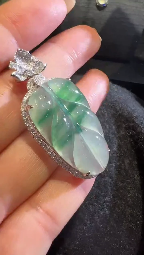 颈饰18K金镶嵌翡翠翡翠吊坠