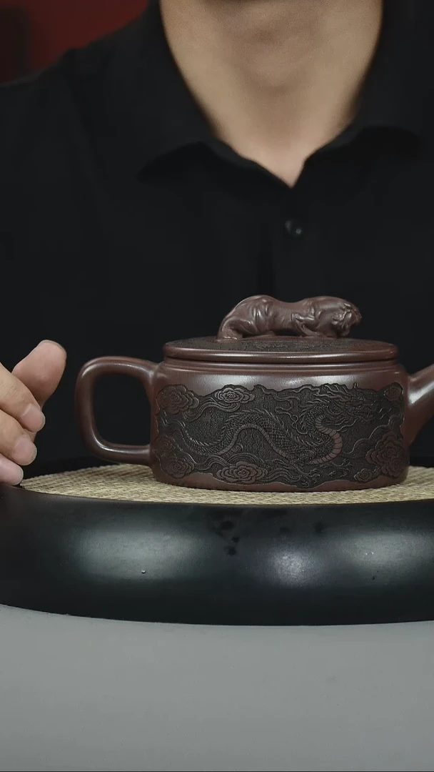 茶壶紫砂 石红 虎纽汉瓦 刻绘 卧虎藏龙