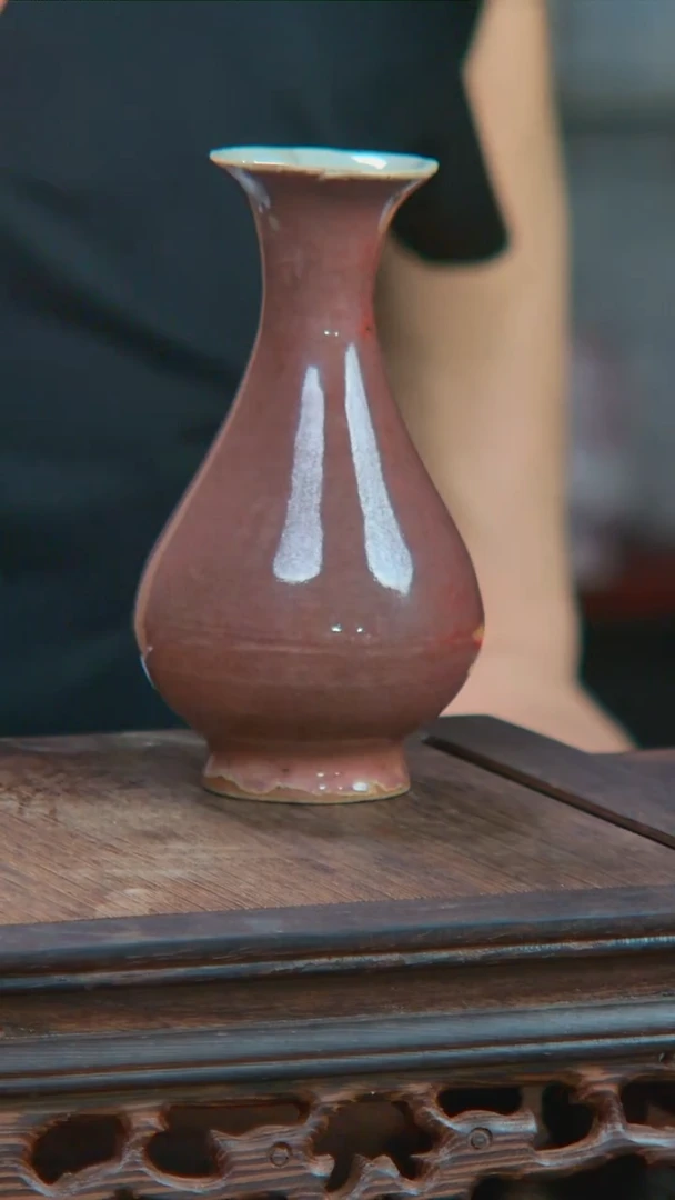 央博文化交流瓷器釉里红瓶
