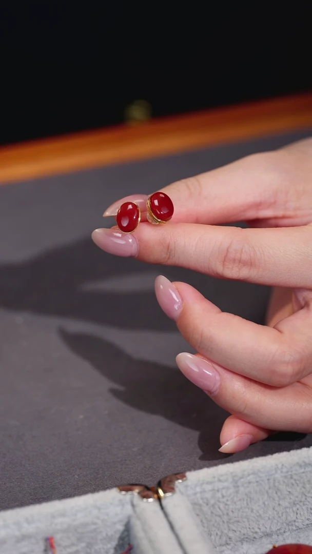 18K金镶嵌南红玛瑙耳饰原矿E5-2