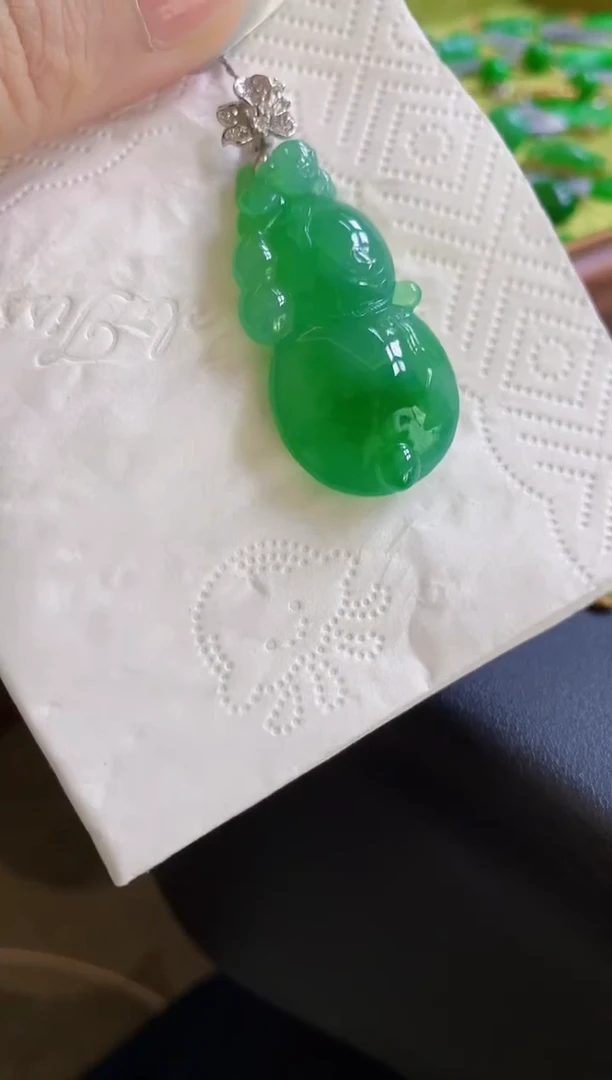 翡翠18K金镶嵌颈饰葫芦