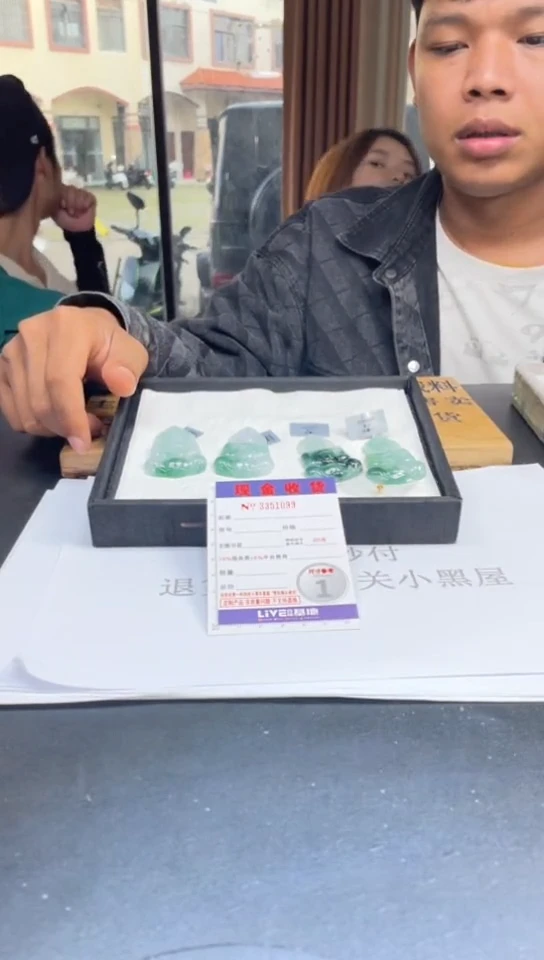 定制翡翠未镶嵌未抛光毛货多样性发其一拍一发一1099配金扣