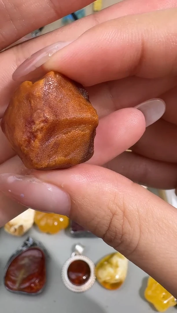 未镶嵌琥珀裸石琥珀