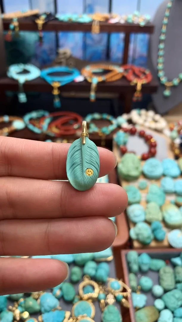 18K金镶嵌绿松石挂件精工羽毛