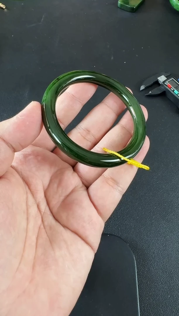 未镶嵌手镯和田玉（碧玉）约56.7*9*9MM