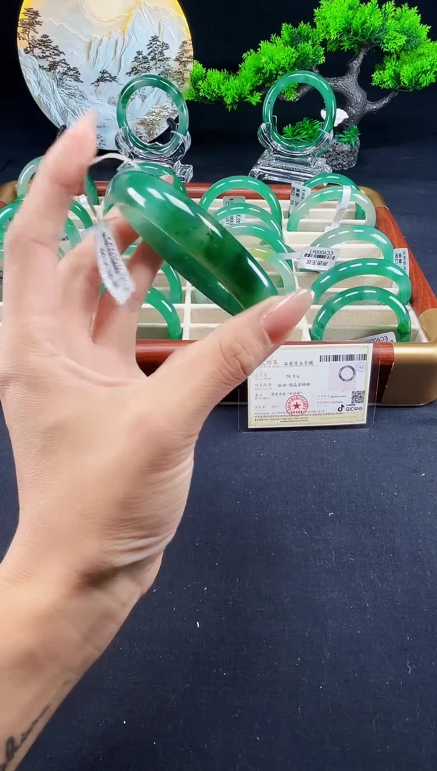 未镶嵌手镯石英质玉（非洲翠）非洲翠手镯