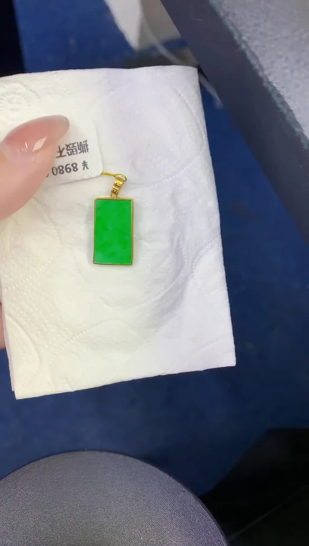 颈饰18K金镶嵌翡翠缅甸天然翡翠A货