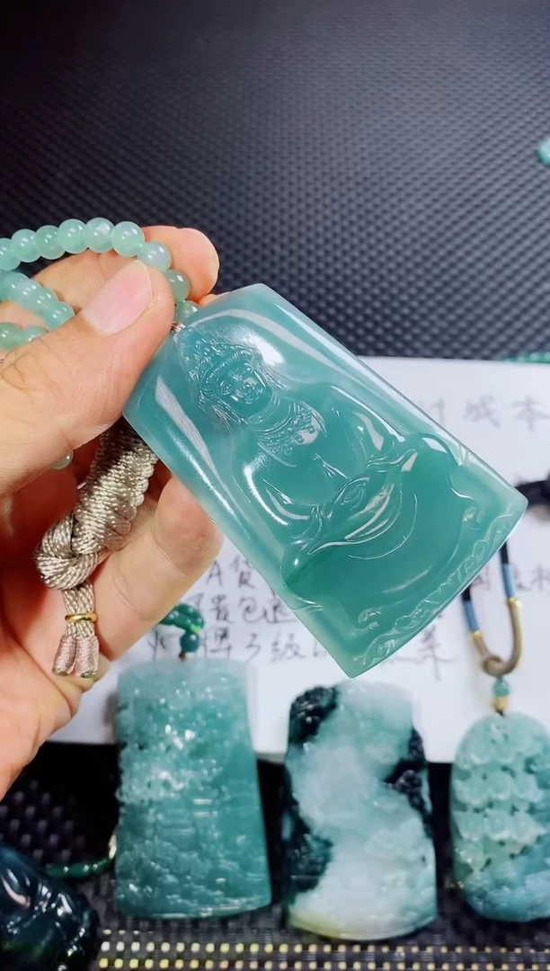翡翠未镶嵌颈饰袁*