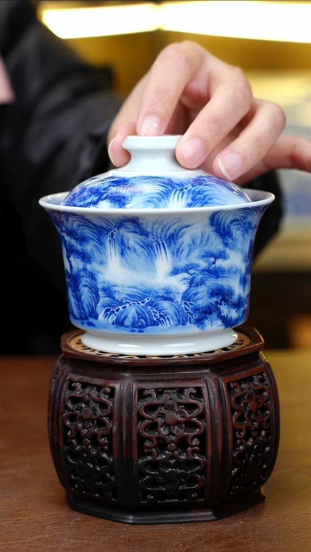 青花山水马蹄盖碗一个