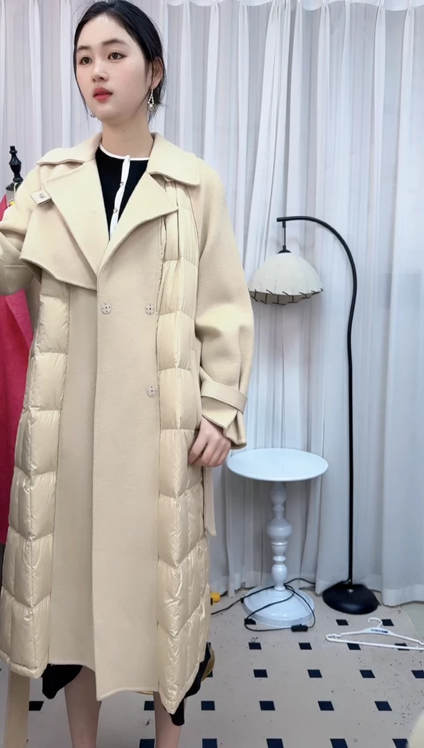 主播手里的拼接款大衣