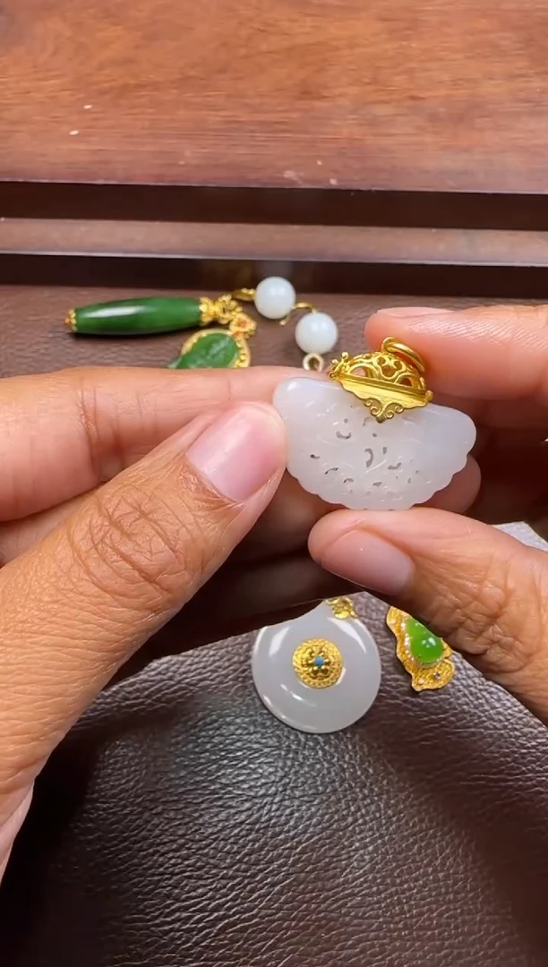 18K金镶嵌和田玉挂件挂件