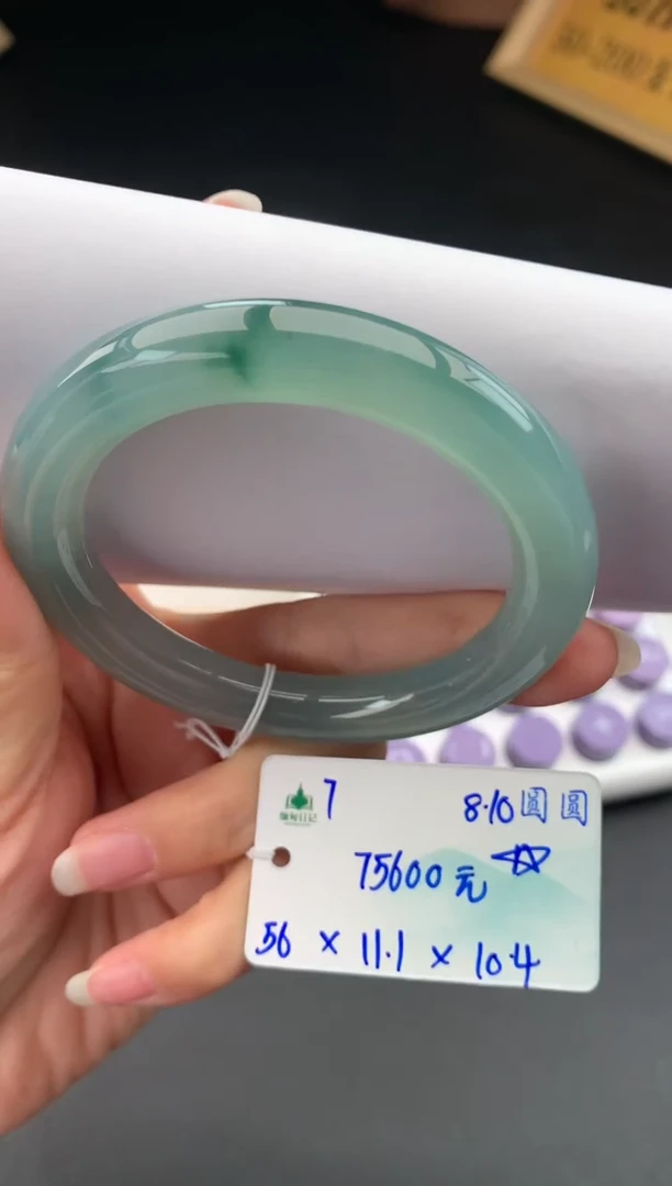 翡翠手镯未镶嵌自带#送人#，联系客服核对地址~