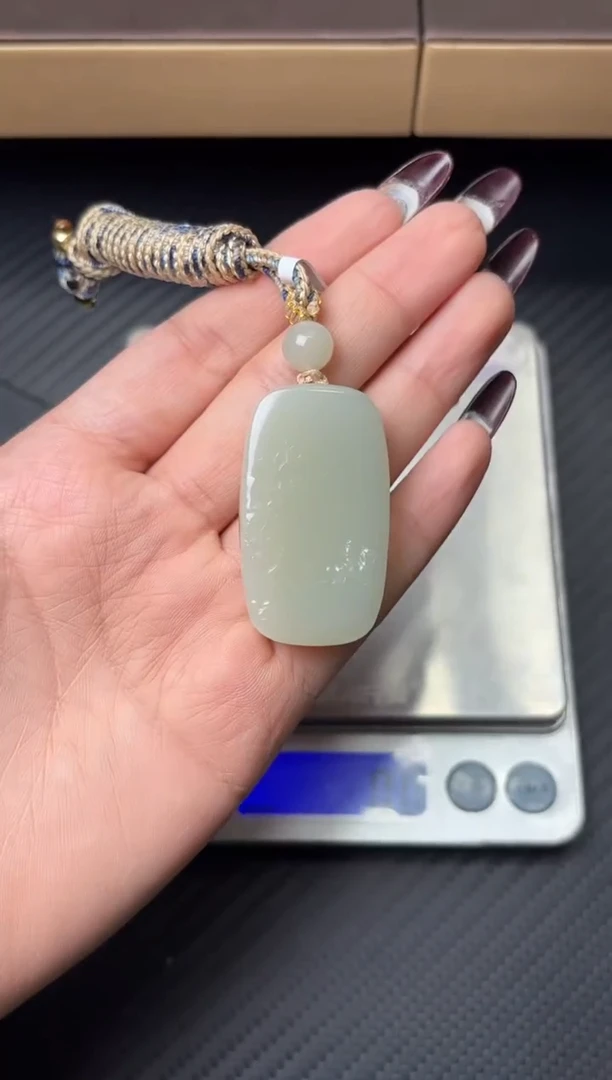 吊坠(赠链)未镶嵌和田玉且末迪克兰一细微色差吊坠