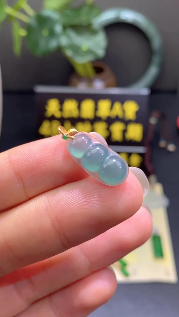 翡翠18K金镶嵌颈饰翡翠吊坠