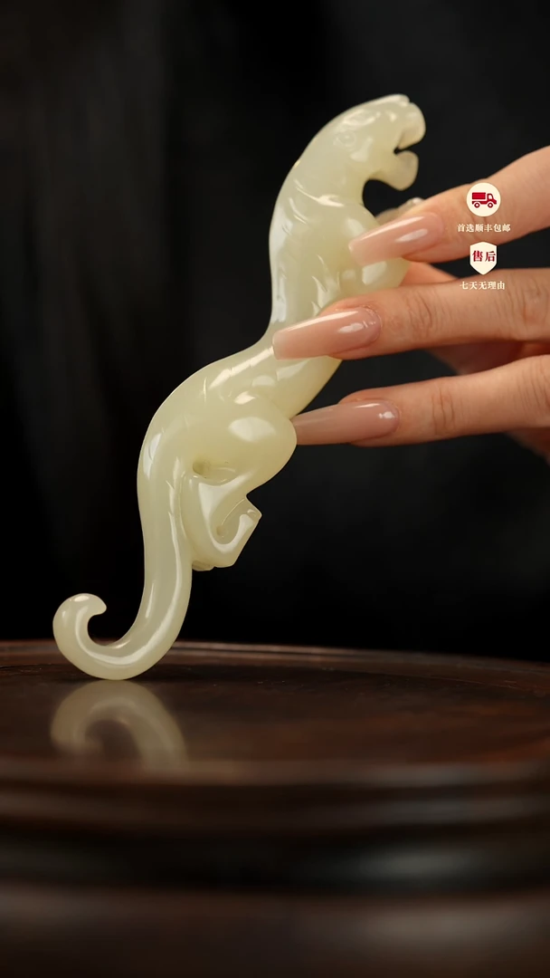 云南石竹叶青雕刻：伏虎摆件镇尺